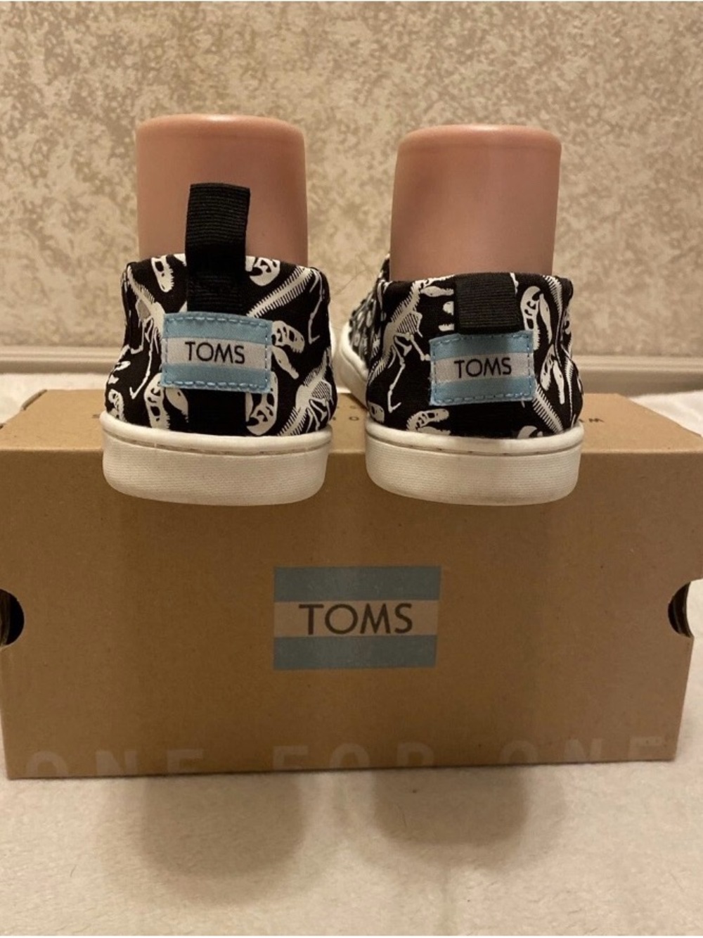 Toms Kids Black & White Glow In The Dark Dinosaur Flats . Women’s Size 6 - Picture 8 of 15